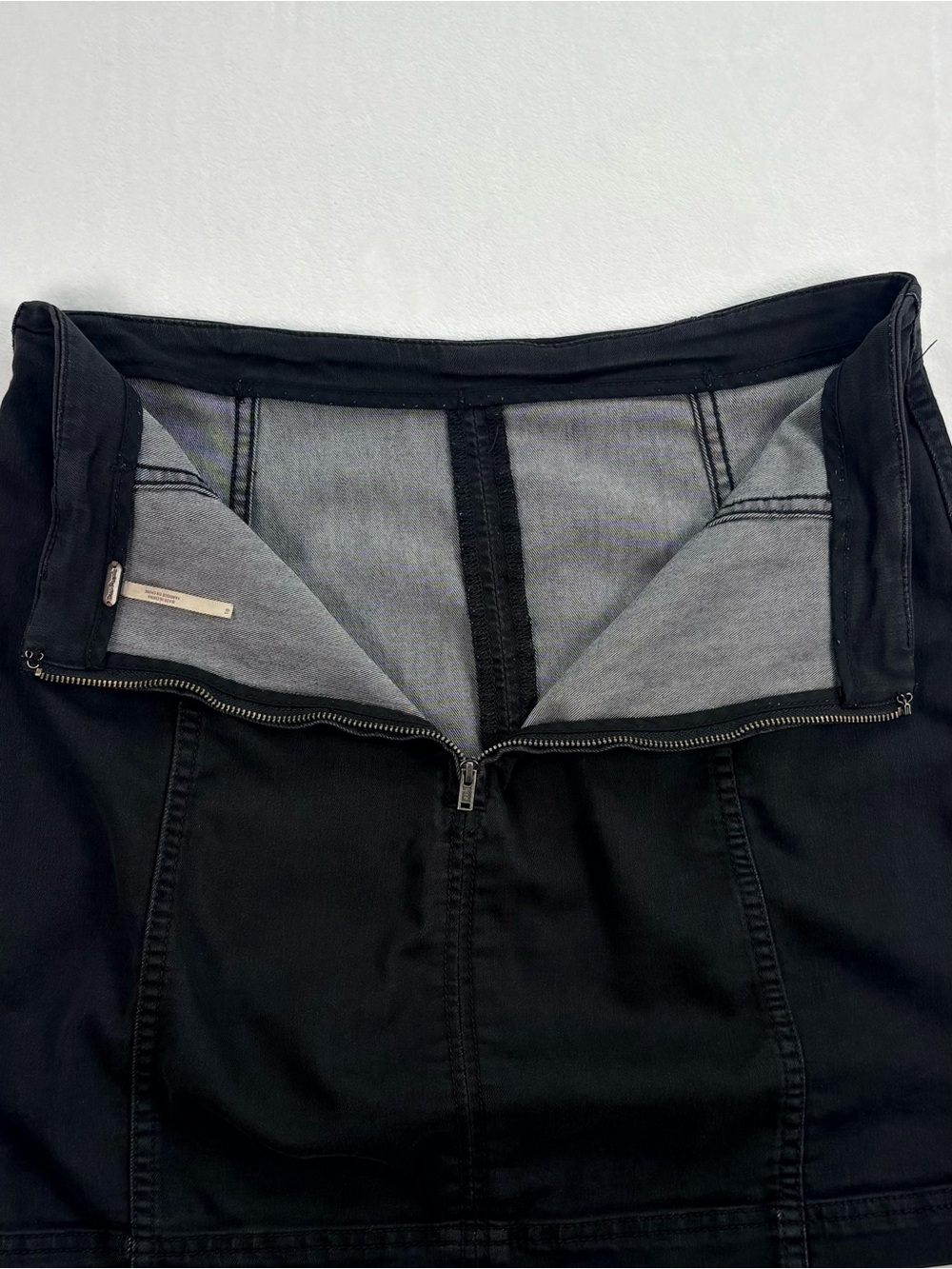 FREE PEOPLE Black Denim Mini Skirt Stretch Back Zip Size 10 Cotton - Picture 5 of 6